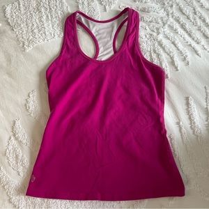 Ellie active top